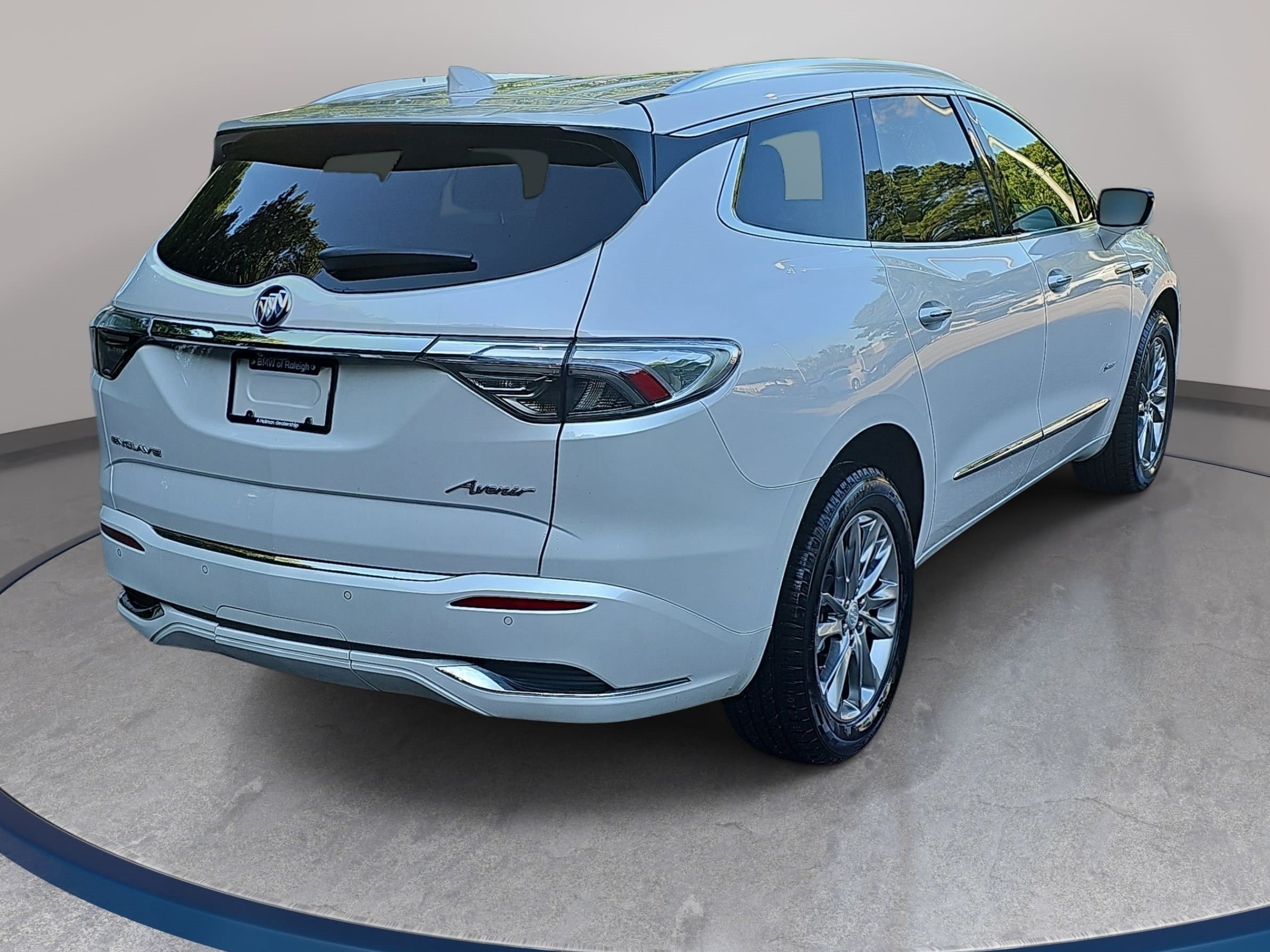 Used 2022 Buick Enclave Avenir w/ Avenir Technology Package FWD image 5