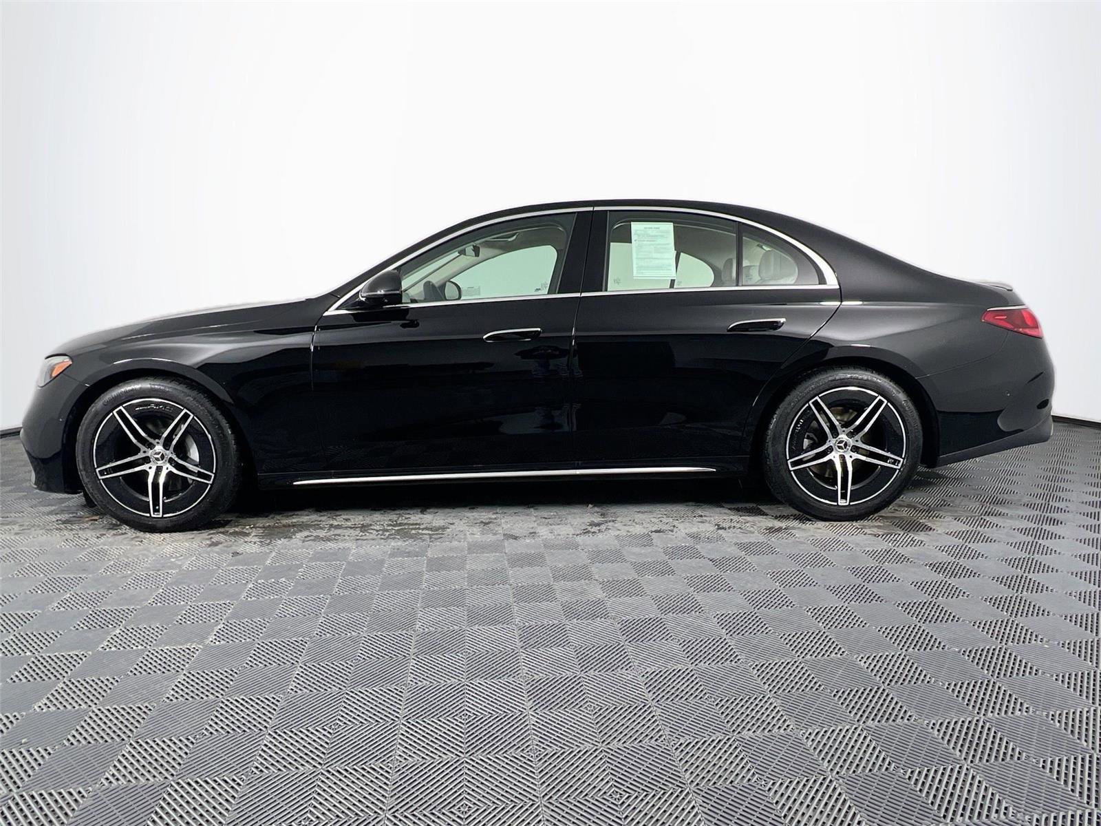 Used 2025 Mercedes-Benz E 350 4MATIC Sedan image 3