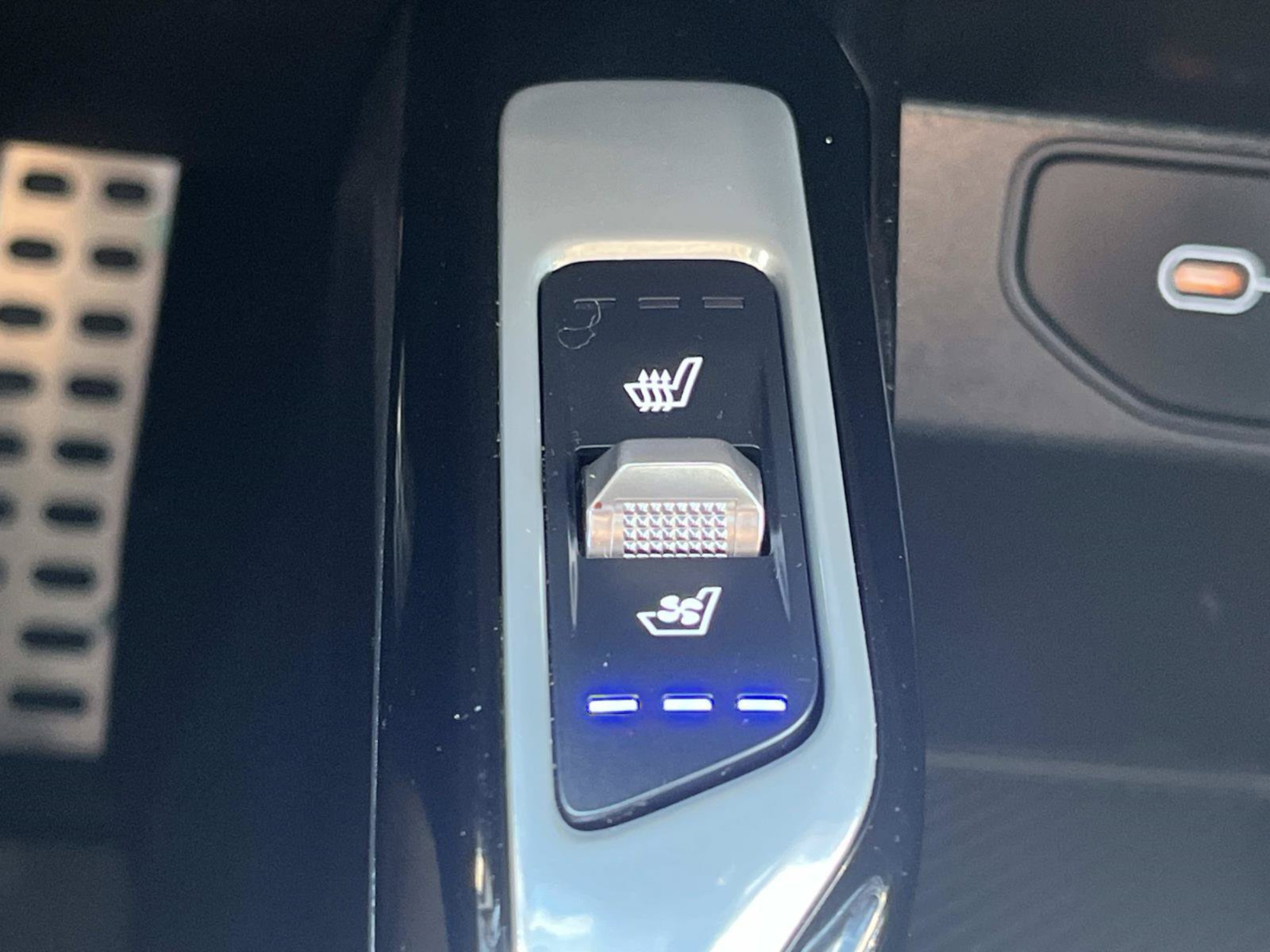 Used 2025 Kia Sorento SX AWD/4WD image 40