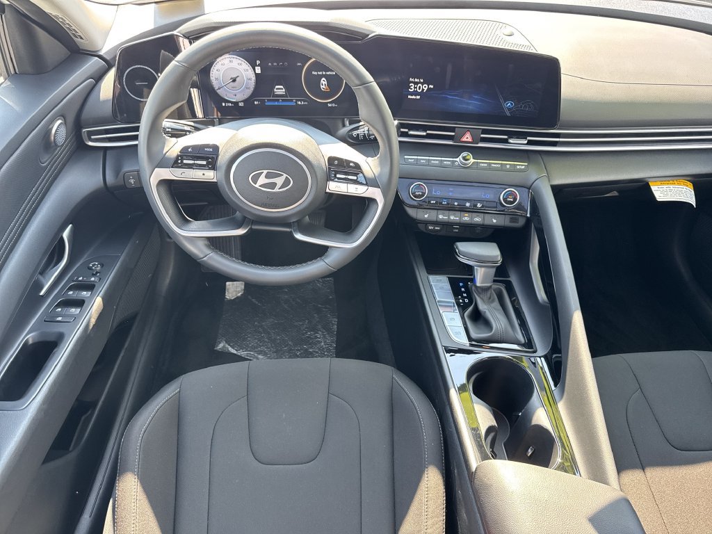 Used 2025 Hyundai Elantra SEL FWD image 22