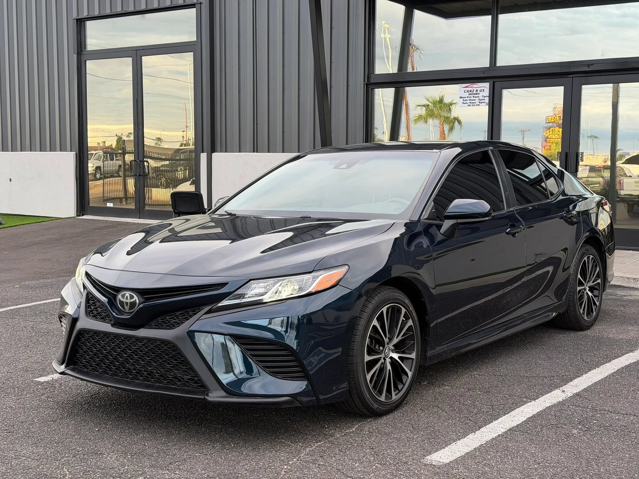 Used 2018 Toyota Camry SE FWD image 2