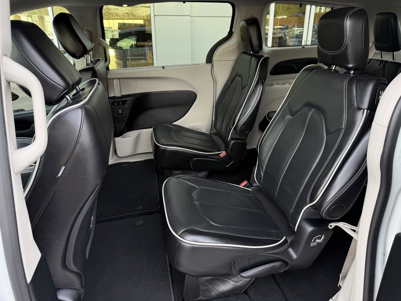 Used 2024 Chrysler Pacifica Limited image 14