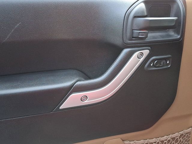 Used 2015 Jeep Wrangler Unlimited Sahara w/ Connectivity Group image 14