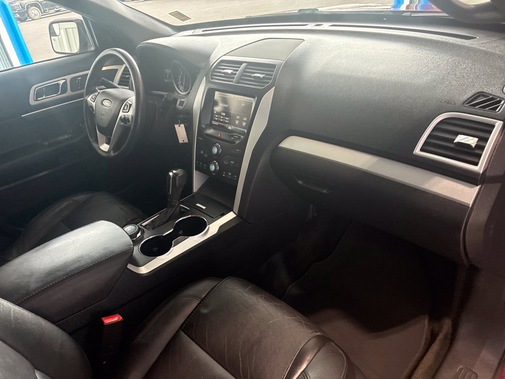 Used 2015 Ford Explorer XLT w/ Equipment Group 202B AWD/4WD image 34