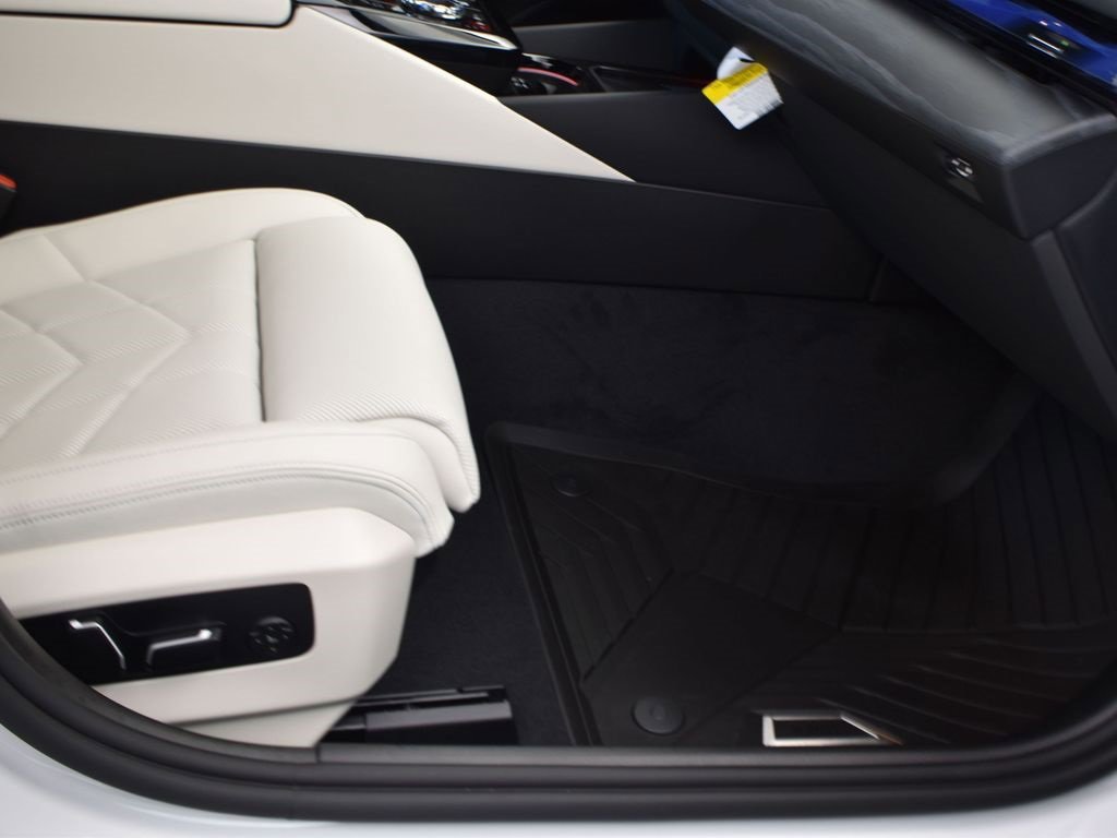 New 2026 BMW 550e xDrive w/ Executive Package image 21