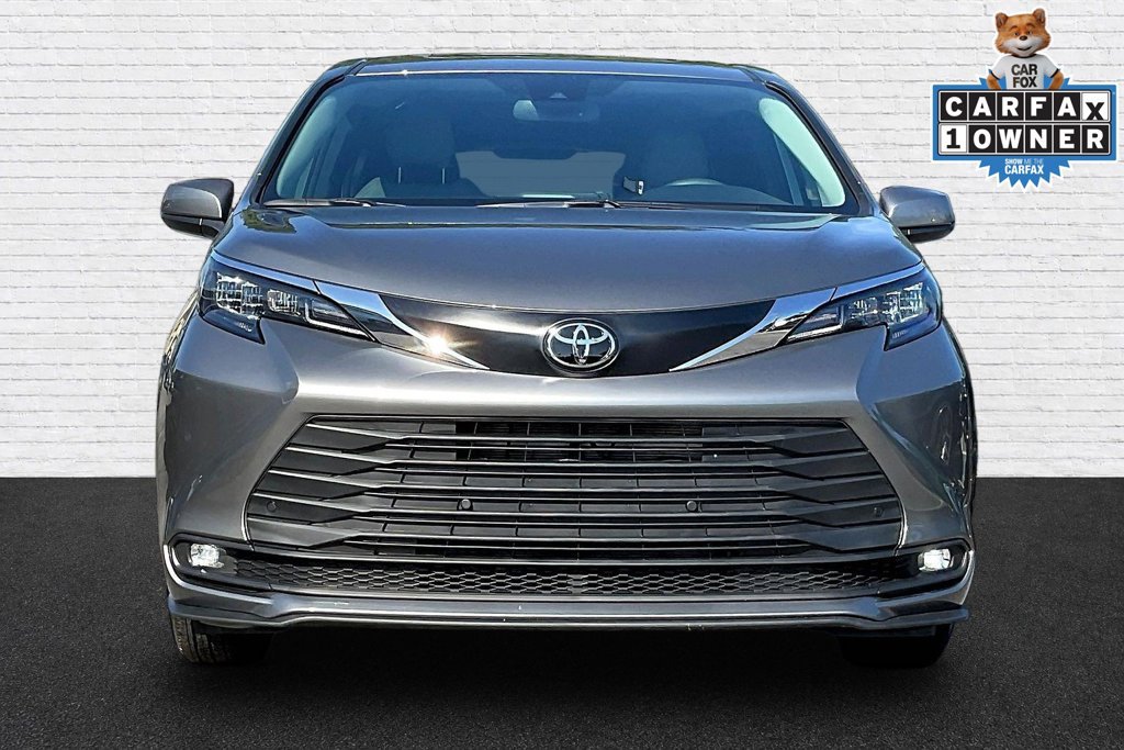 Used 2026 Toyota Sienna XLE FWD image 2