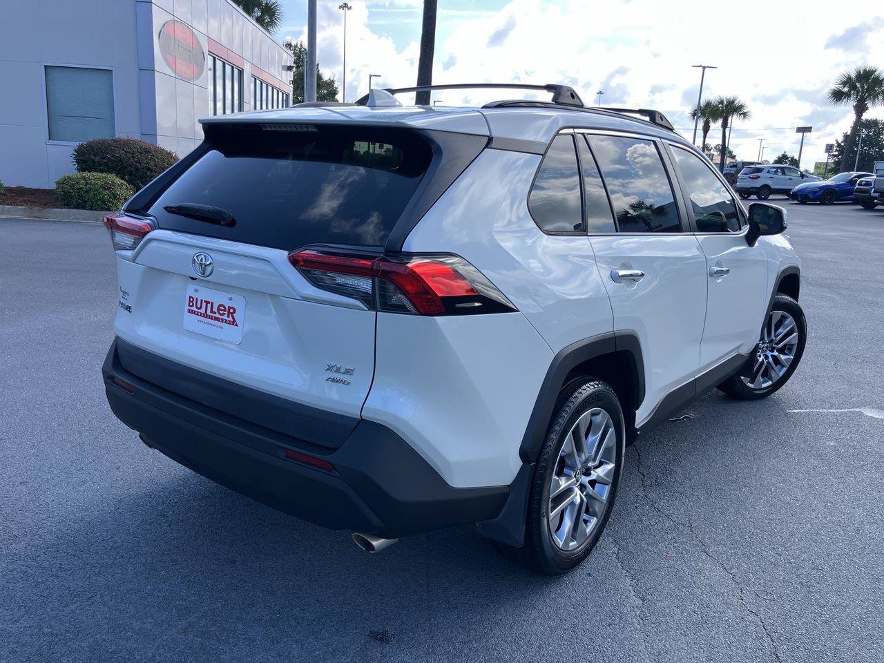 Used 2022 Toyota RAV4 XLE Premium AWD/4WD image 5