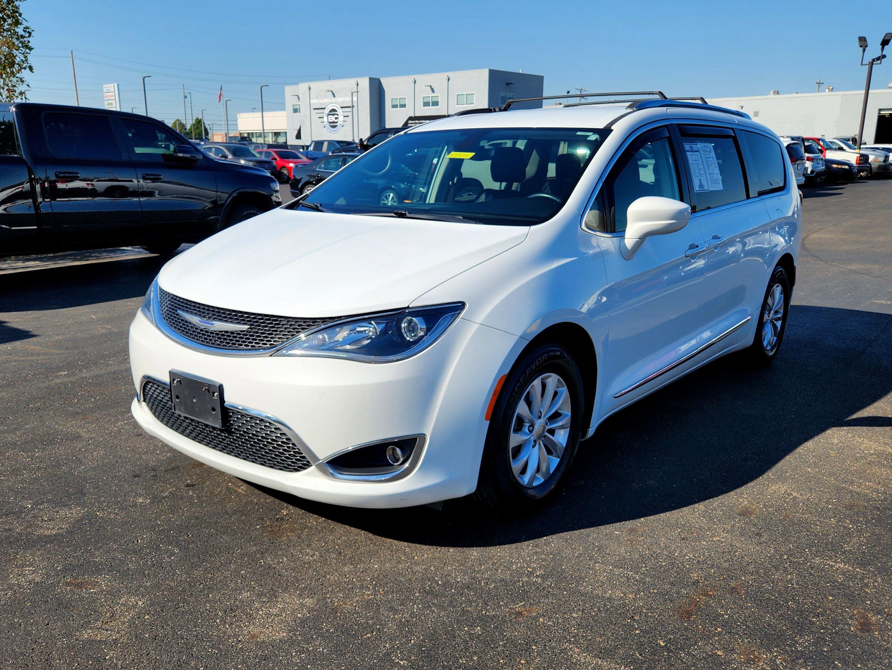 Used 2018 Chrysler Pacifica Touring-L image 3