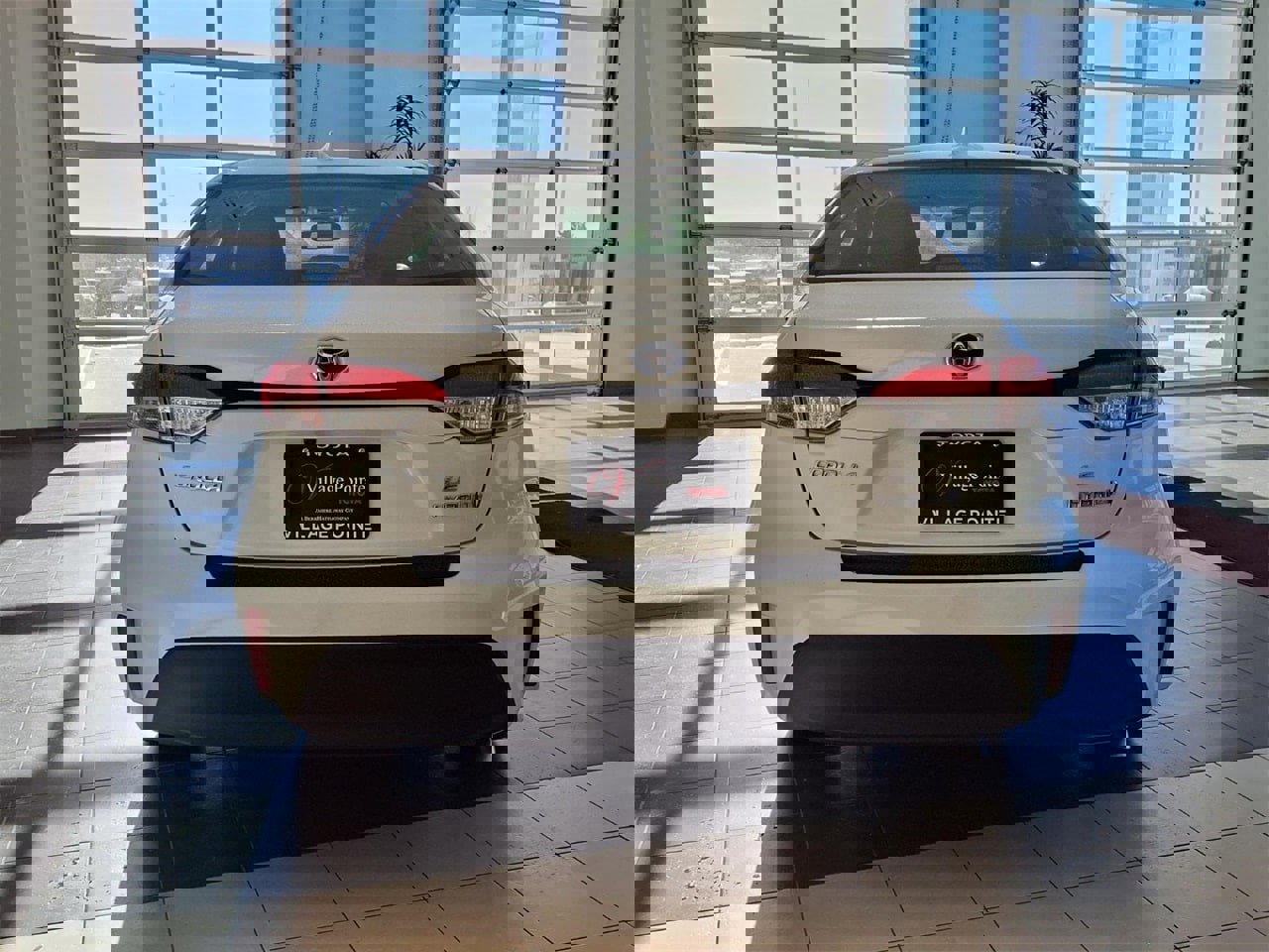 Used 2024 Toyota Corolla LE image 3