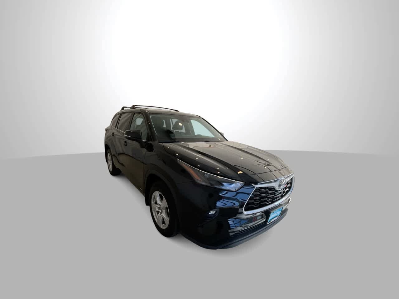 Used 2023 Toyota Highlander LE AWD/4WD image 2