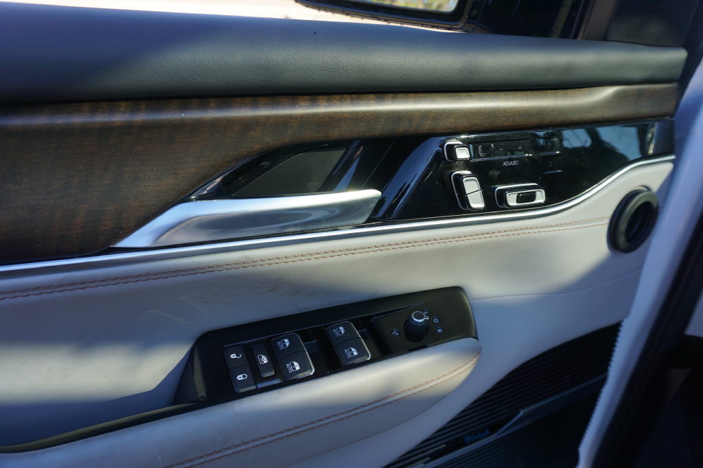 Used 2023 Jeep Grand Wagoneer 4WD image 4
