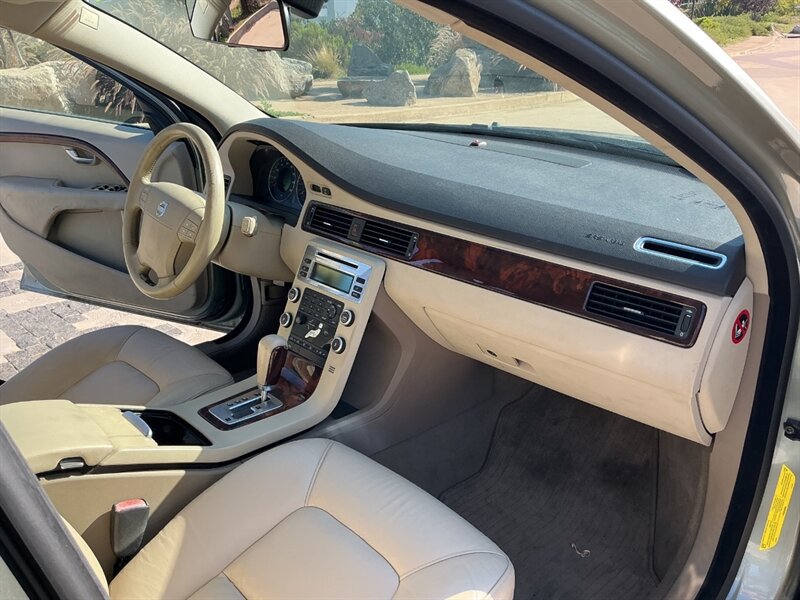 Used 2008 Volvo V70 FWD image 24