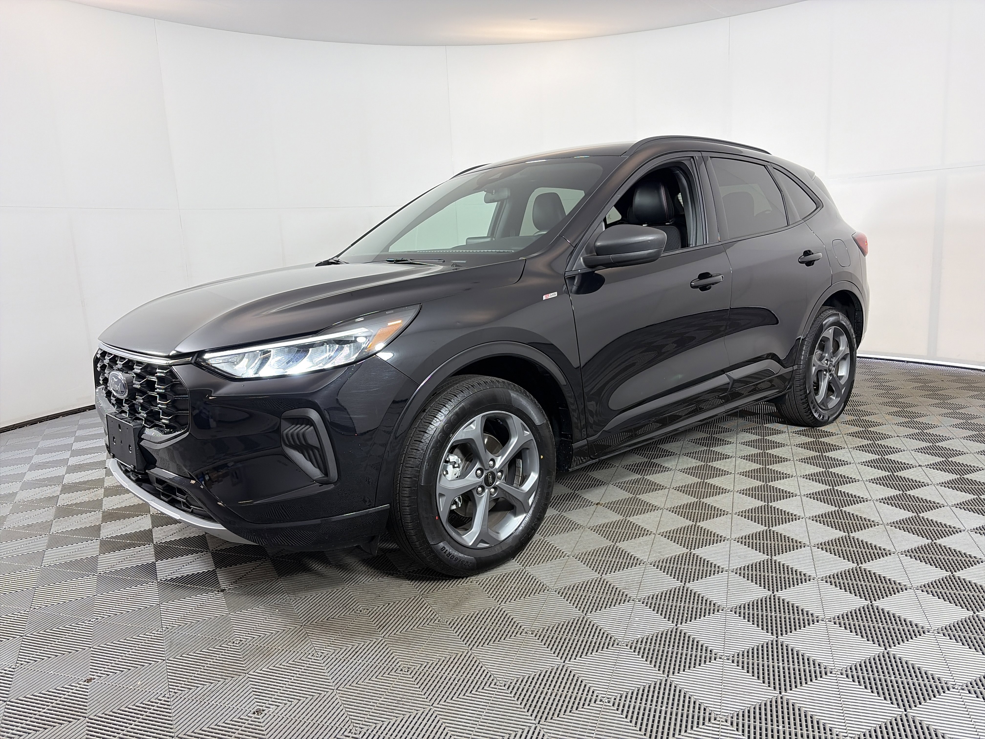 Used 2024 Ford Escape ST-Line image 2