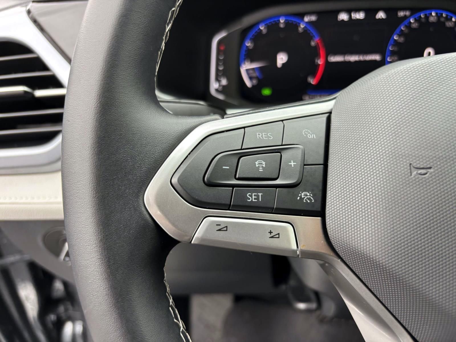 Used 2025 Volkswagen Taos SEL image 17