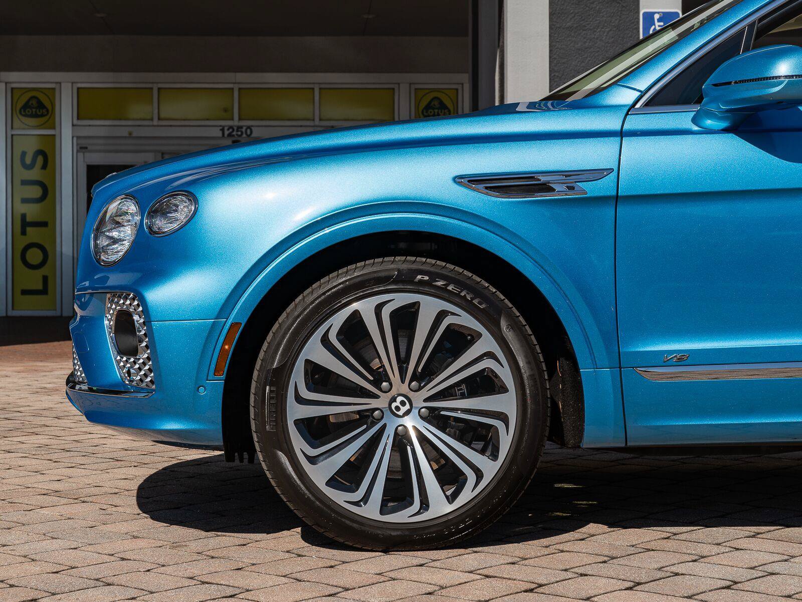 Used 2022 Bentley Bentayga AWD/4WD image 31