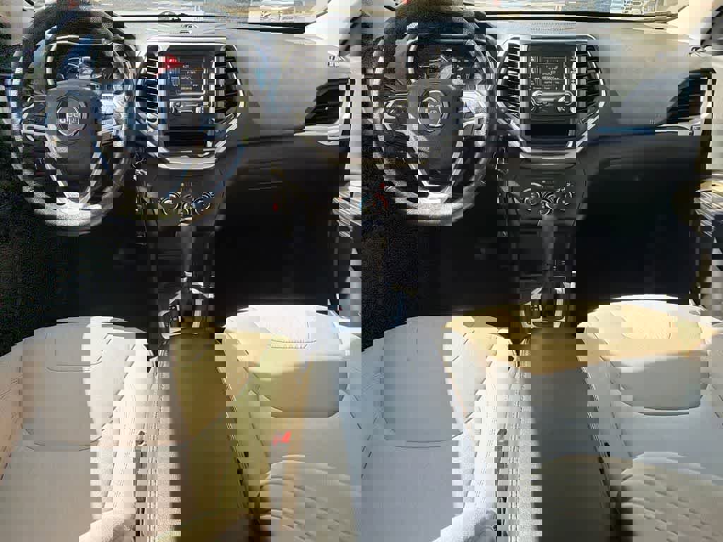 Used 2015 Jeep Cherokee Sport image 18