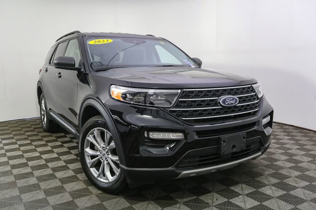 Used 2023 Ford Explorer XLT w/ Equipment Group 202A image 3