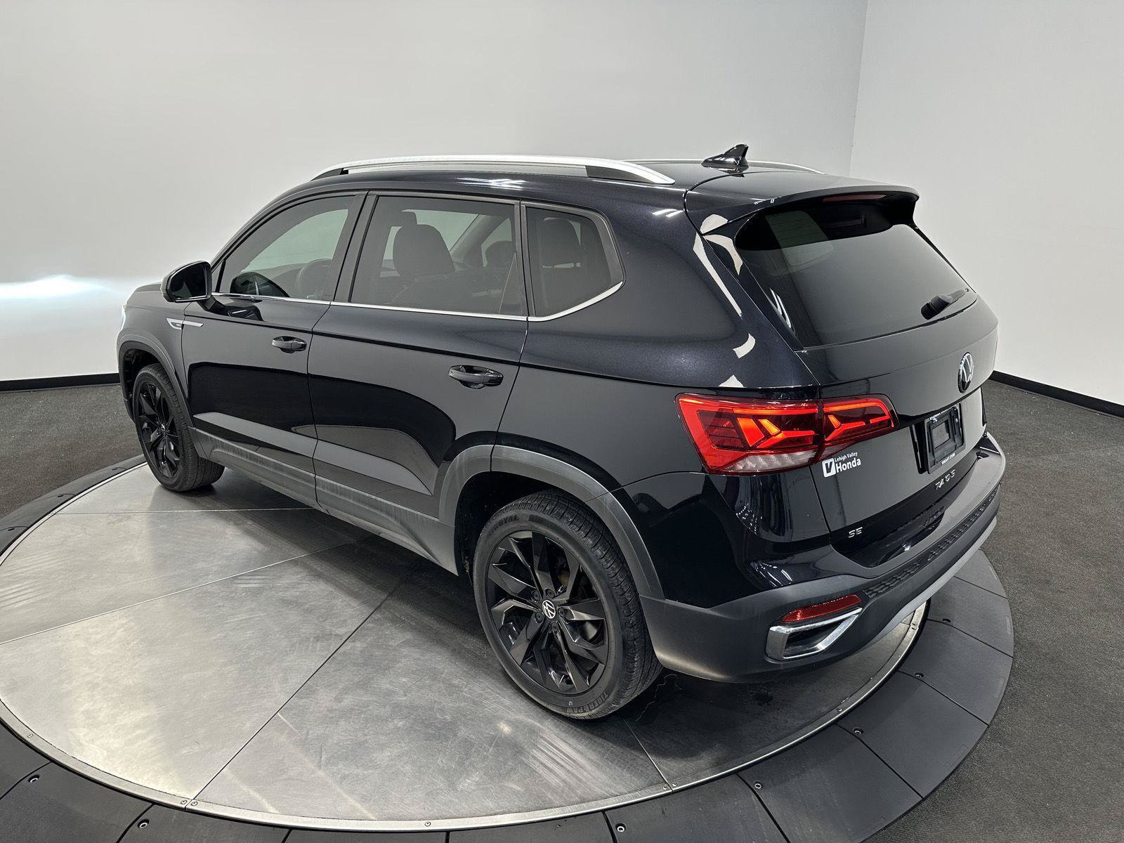 Used 2022 Volkswagen Taos SE w/ Panoramic Sunroof Package FWD image 5