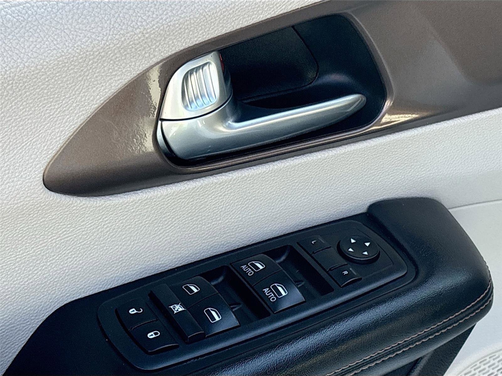 Used 2019 Chrysler Pacifica Touring-L image 18