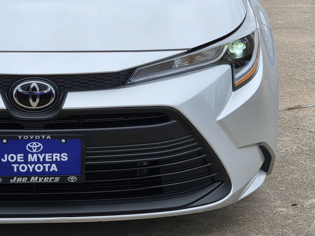 Used 2025 Toyota Corolla LE FWD image 4