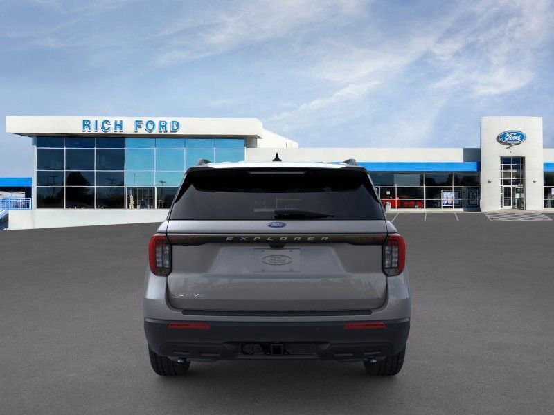 New 2026 Ford Explorer Active RWD image 5