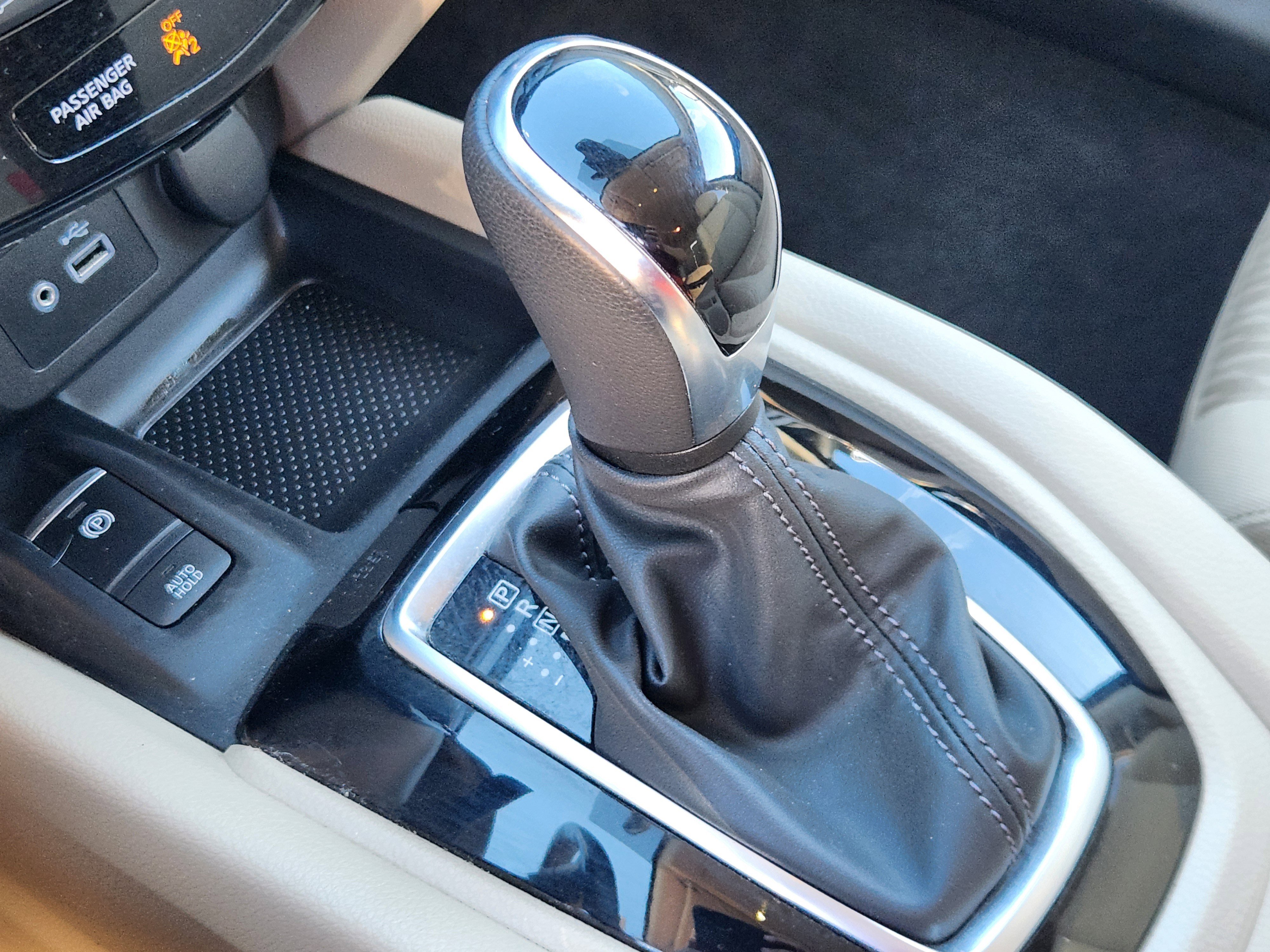 Used 2019 Nissan Rogue SV w/ Premium Package image 13