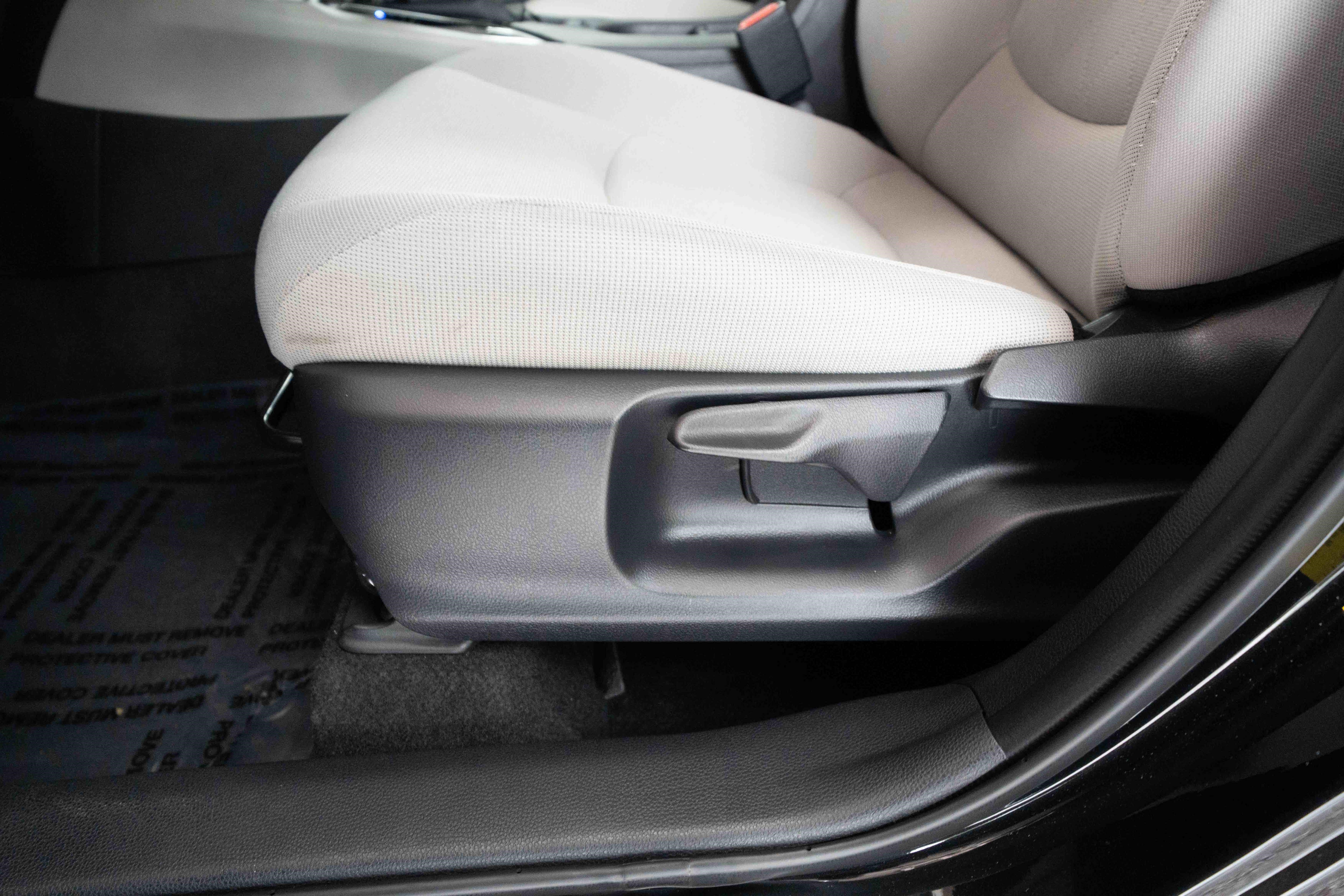 Used 2025 Toyota Corolla Cross L AWD/4WD image 12