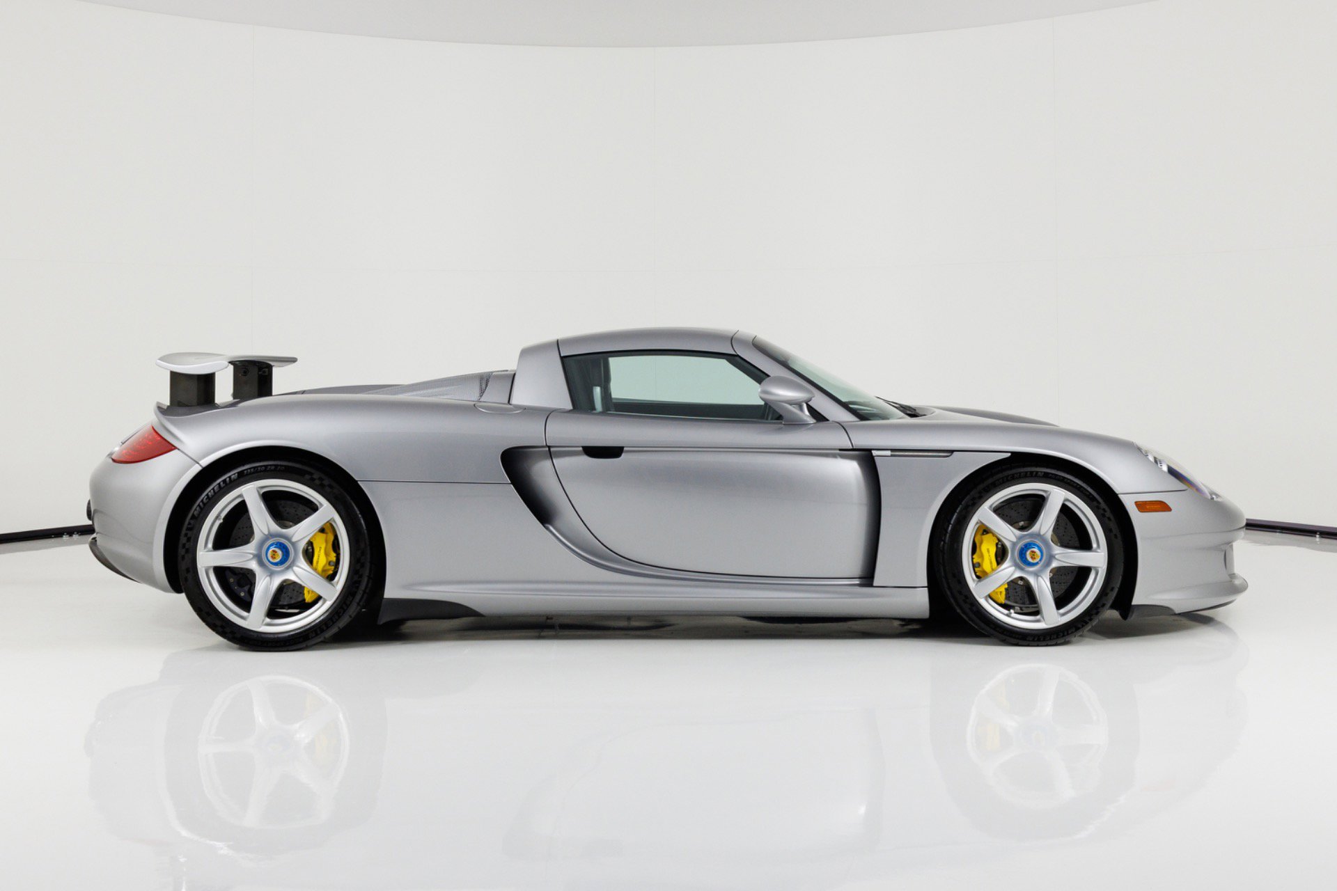 Used 2004 Porsche Carrera GT RWD image 2