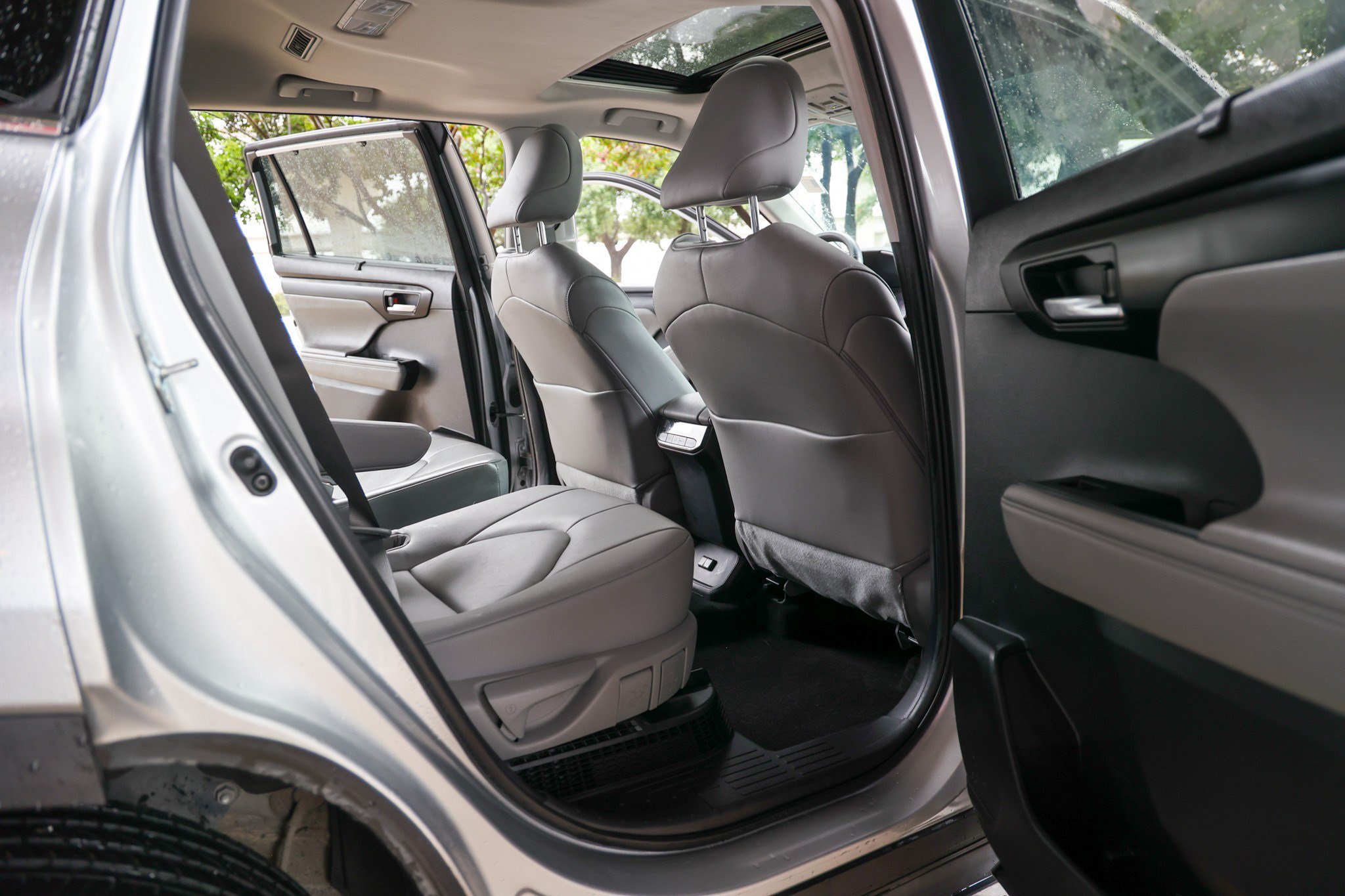 Used 2023 Toyota Highlander XLE FWD image 39