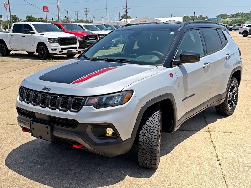 Used 2025 Jeep Compass Trailhawk AWD/4WD image 7