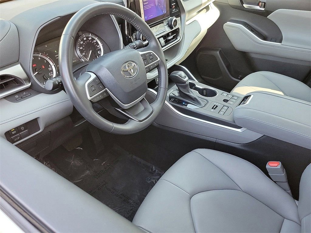 Used 2024 Toyota Highlander XLE image 3