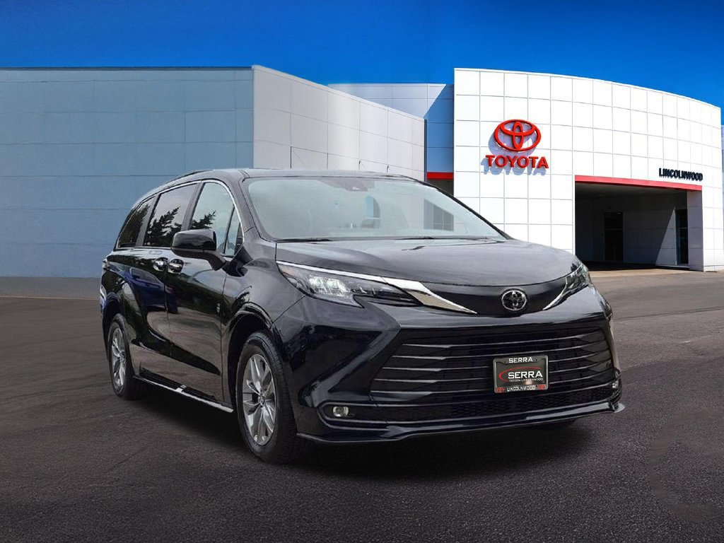 Used 2026 Toyota Sienna XLE FWD image 9