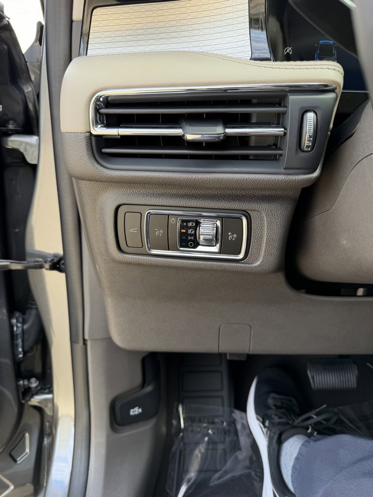 Used 2024 Lincoln Corsair FWD w/ Equipment Group 102A image 20