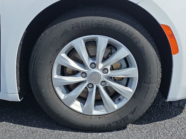 Used 2019 Chrysler Pacifica Touring-L FWD image 17
