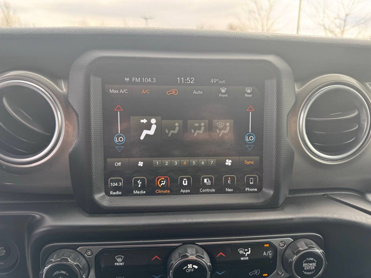 Used 2018 Jeep Wrangler Unlimited Sahara w/ Uconnect 4C Nav & Sound Group image 22