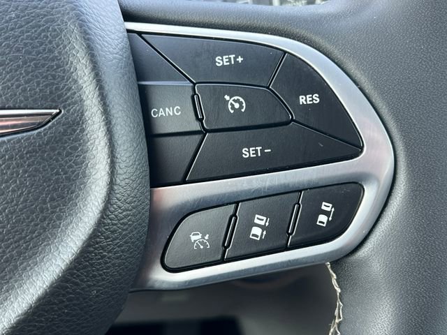 Used 2023 Chrysler Pacifica Touring-L FWD image 22