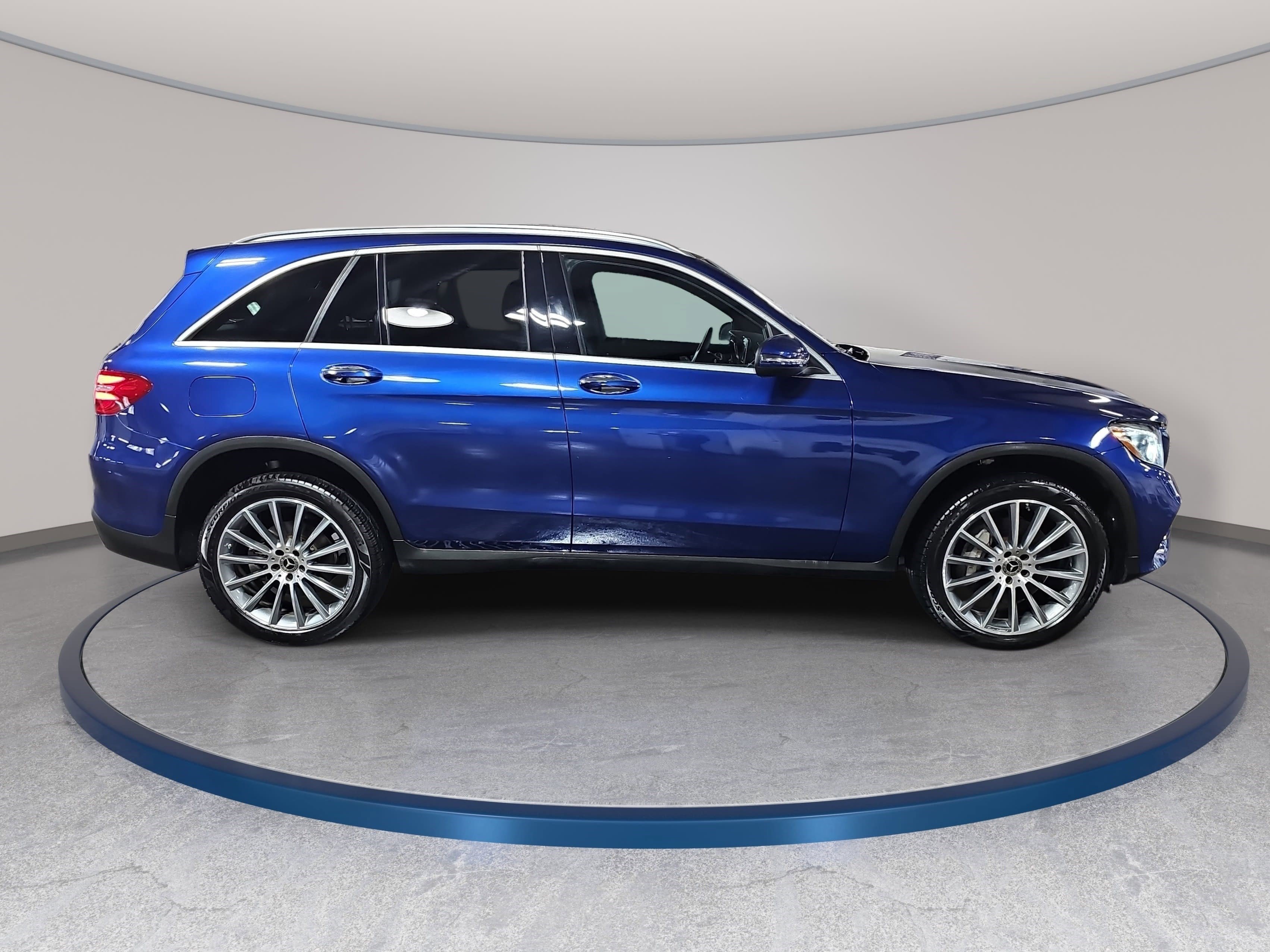 Used 2018 Mercedes-Benz GLC 300 4MATIC image 4