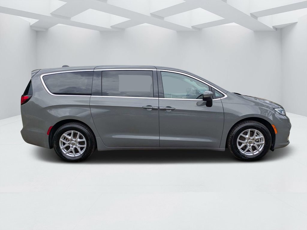 Used 2023 Chrysler Pacifica Touring-L FWD image 2