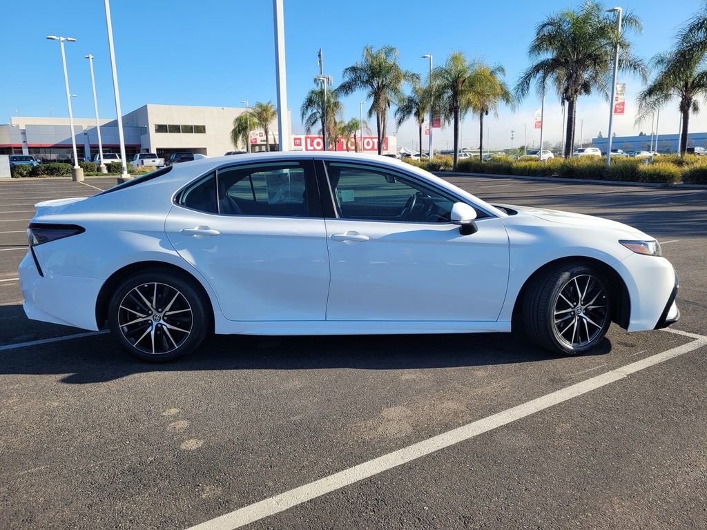 Used 2024 Toyota Camry SE image 3