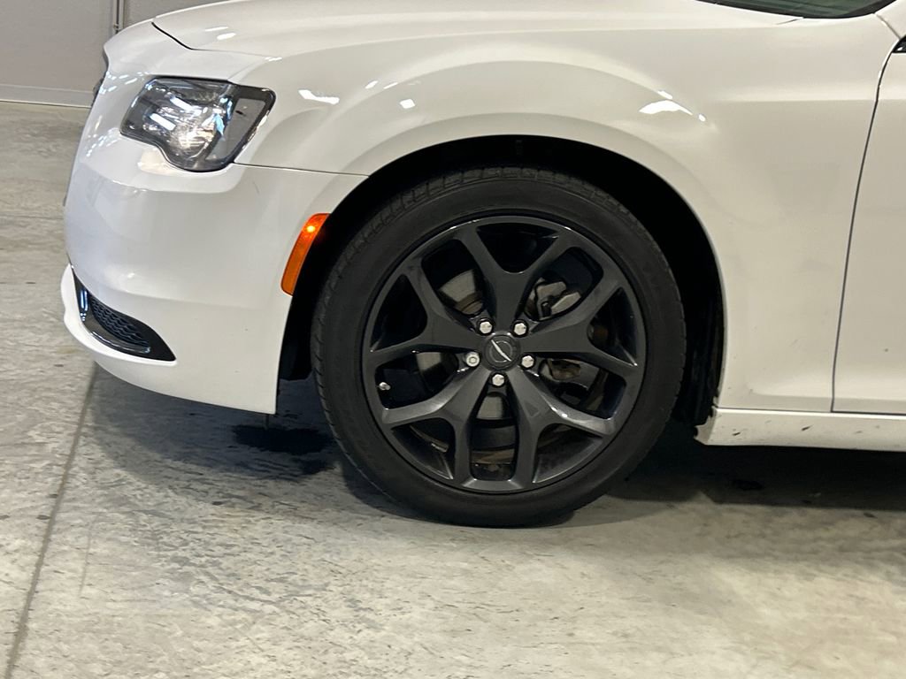Used 2022 Chrysler 300 Touring w/ Sport Appearance Package image 11