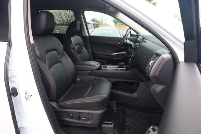 Certified 2025 Nissan Pathfinder SL image 29