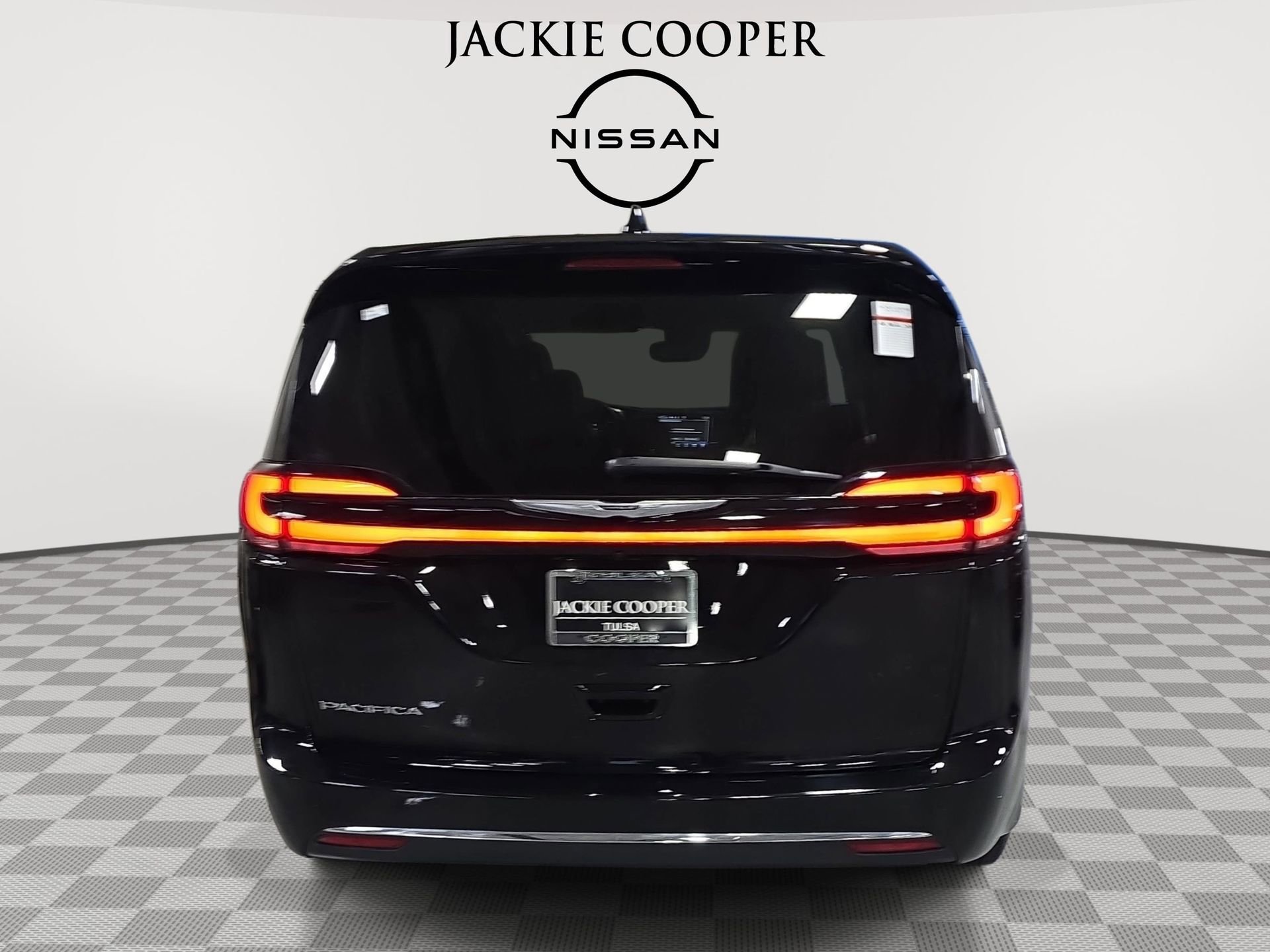 Used 2024 Chrysler Pacifica Touring-L FWD image 6