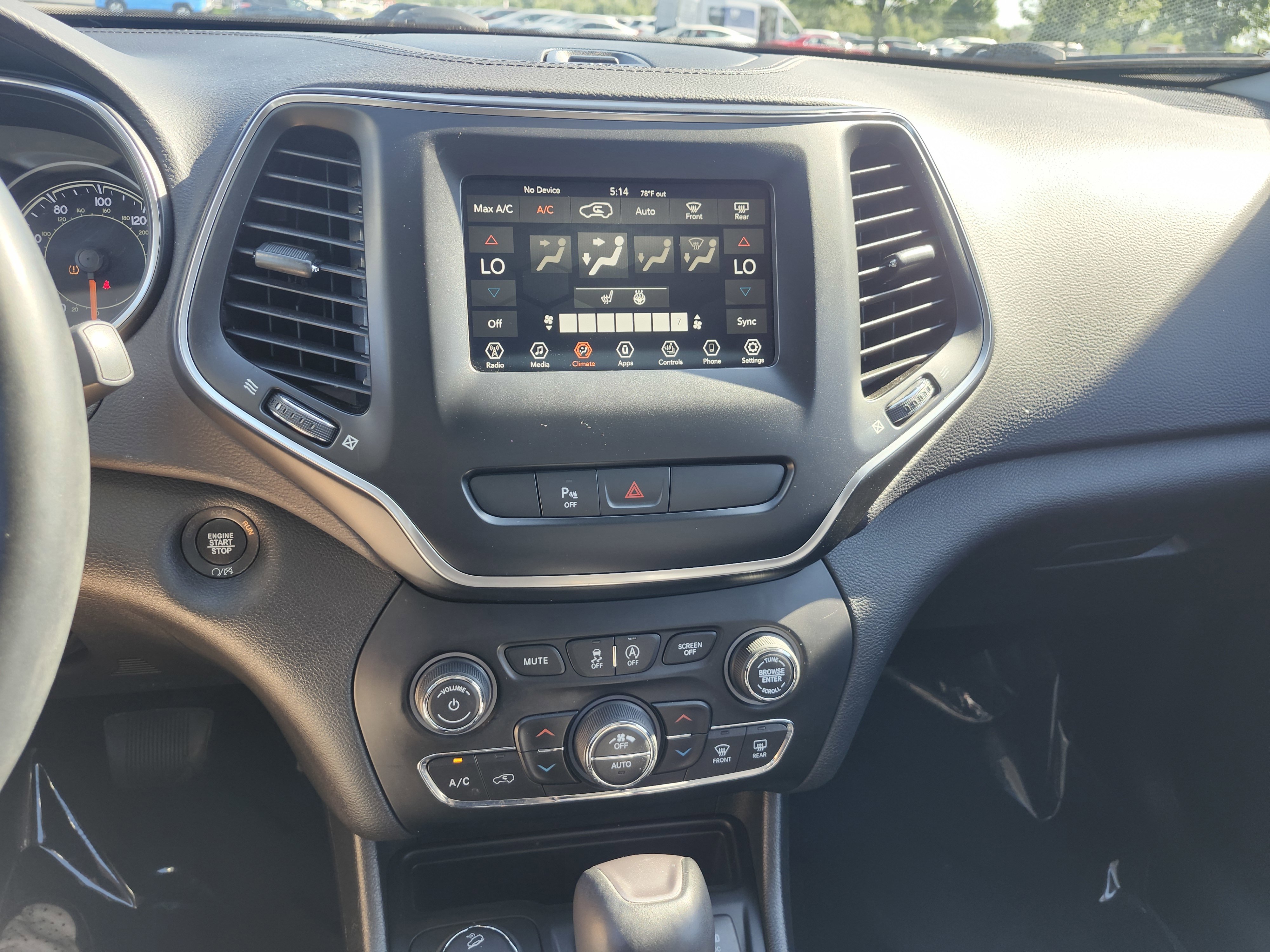 Used 2019 Jeep Cherokee Latitude Plus w/ Comfort/Convenience Group AWD/4WD image 31