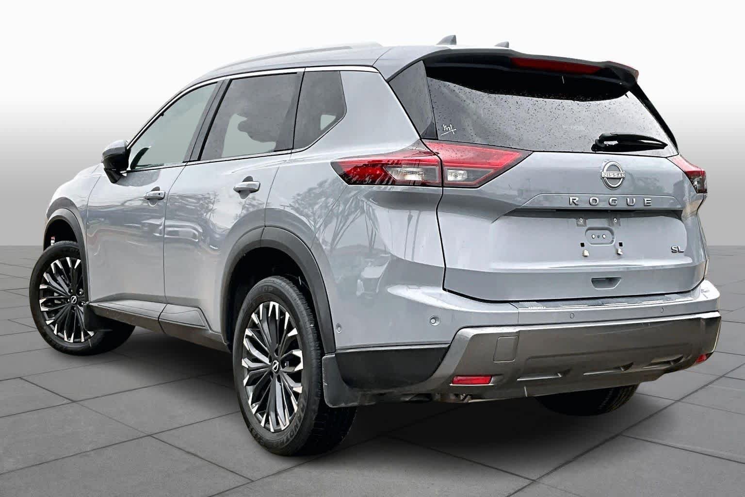 Used 2025 Nissan Rogue SL w/ Tech Package FWD image 12