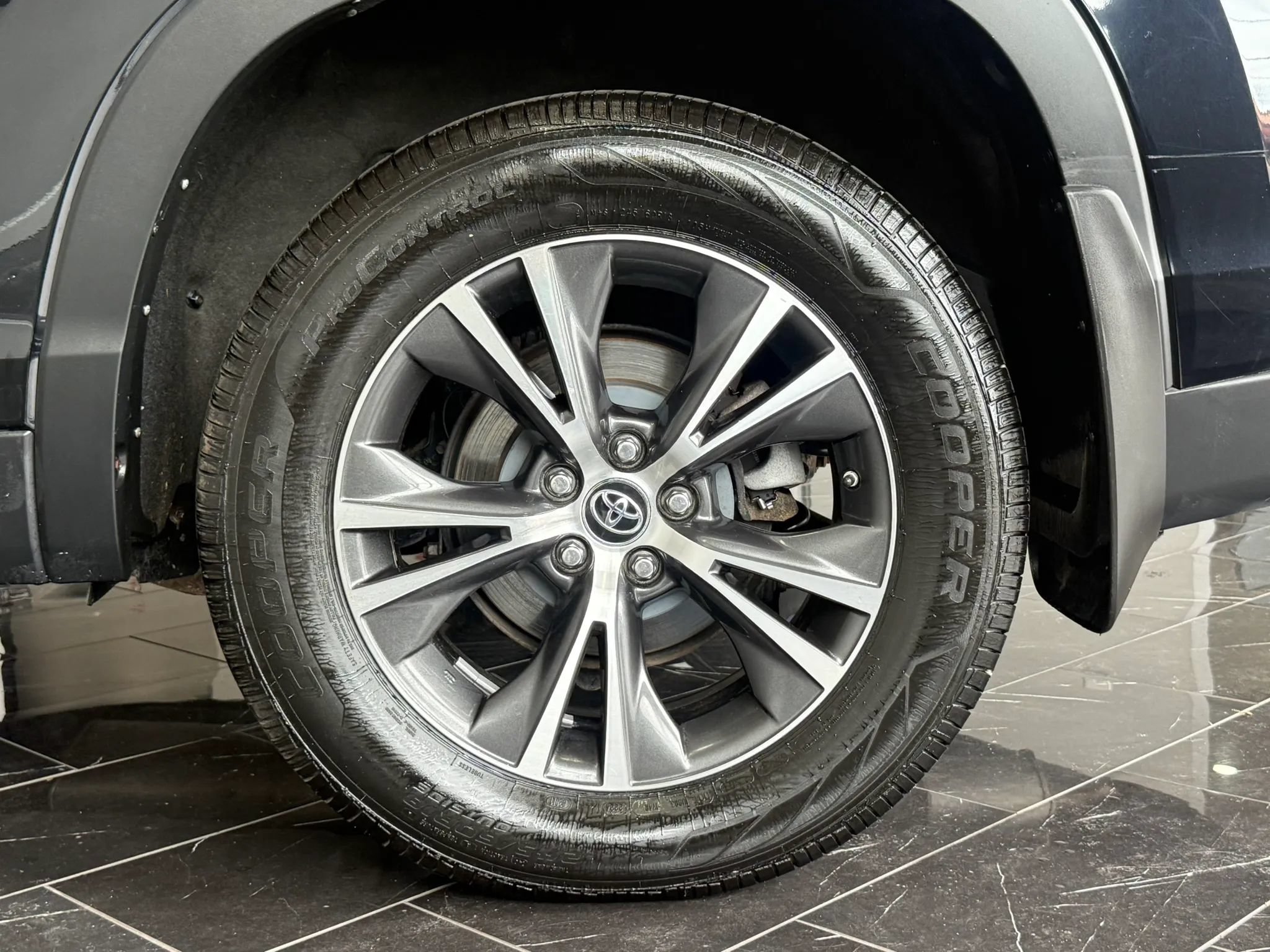 Used 2019 Toyota Highlander LE AWD/4WD image 31
