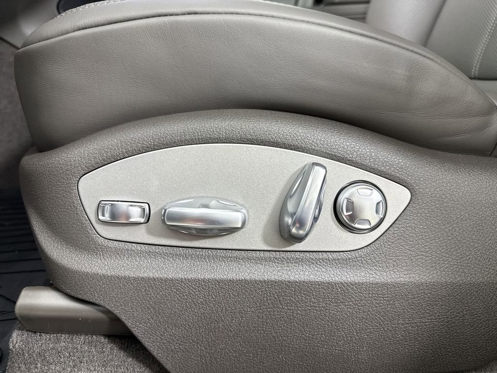 New 2026 Porsche Macan AWD/4WD image 40