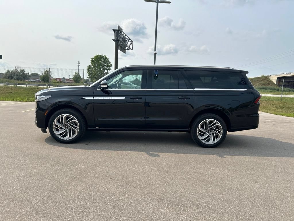 Used 2026 Lincoln Navigator L Reserve AWD/4WD image 9