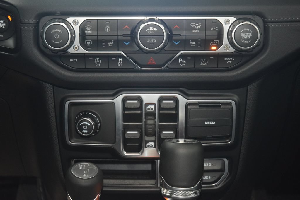 Used 2025 Jeep Wrangler Unlimited Sahara AWD/4WD image 31