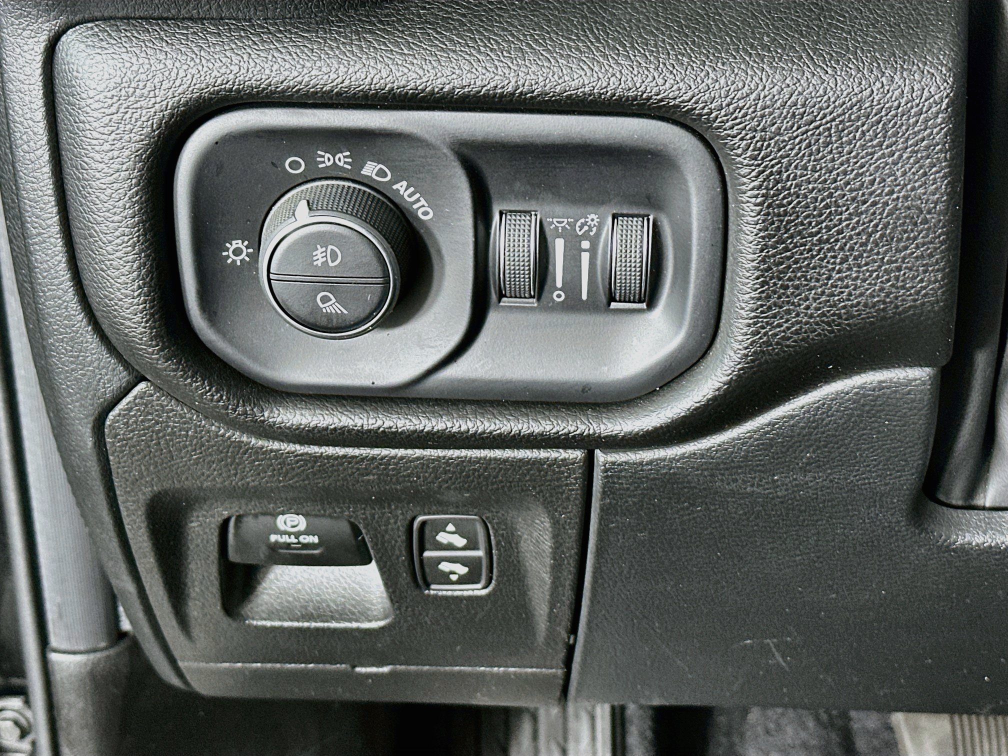 Used 2025 RAM 1500 Laramie w/ Sport Appearance Package AWD/4WD image 17