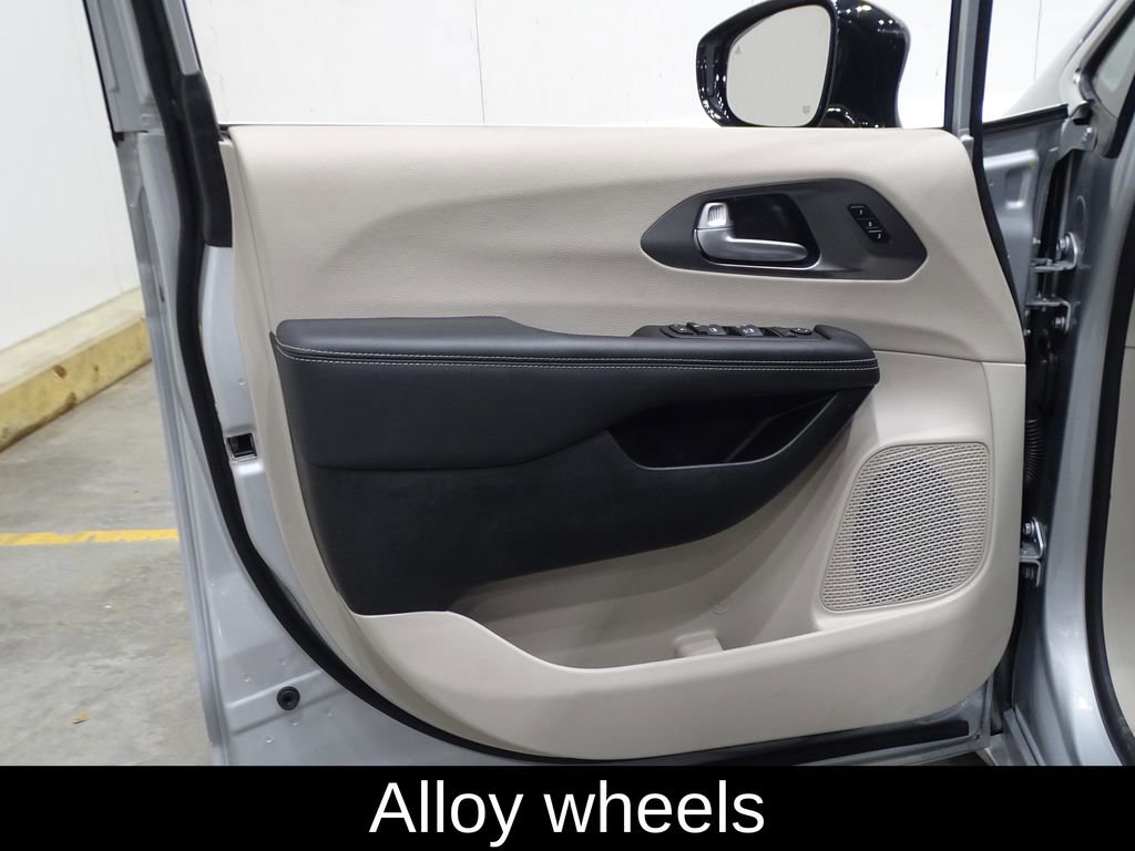 Used 2024 Chrysler Pacifica Touring-L image 20